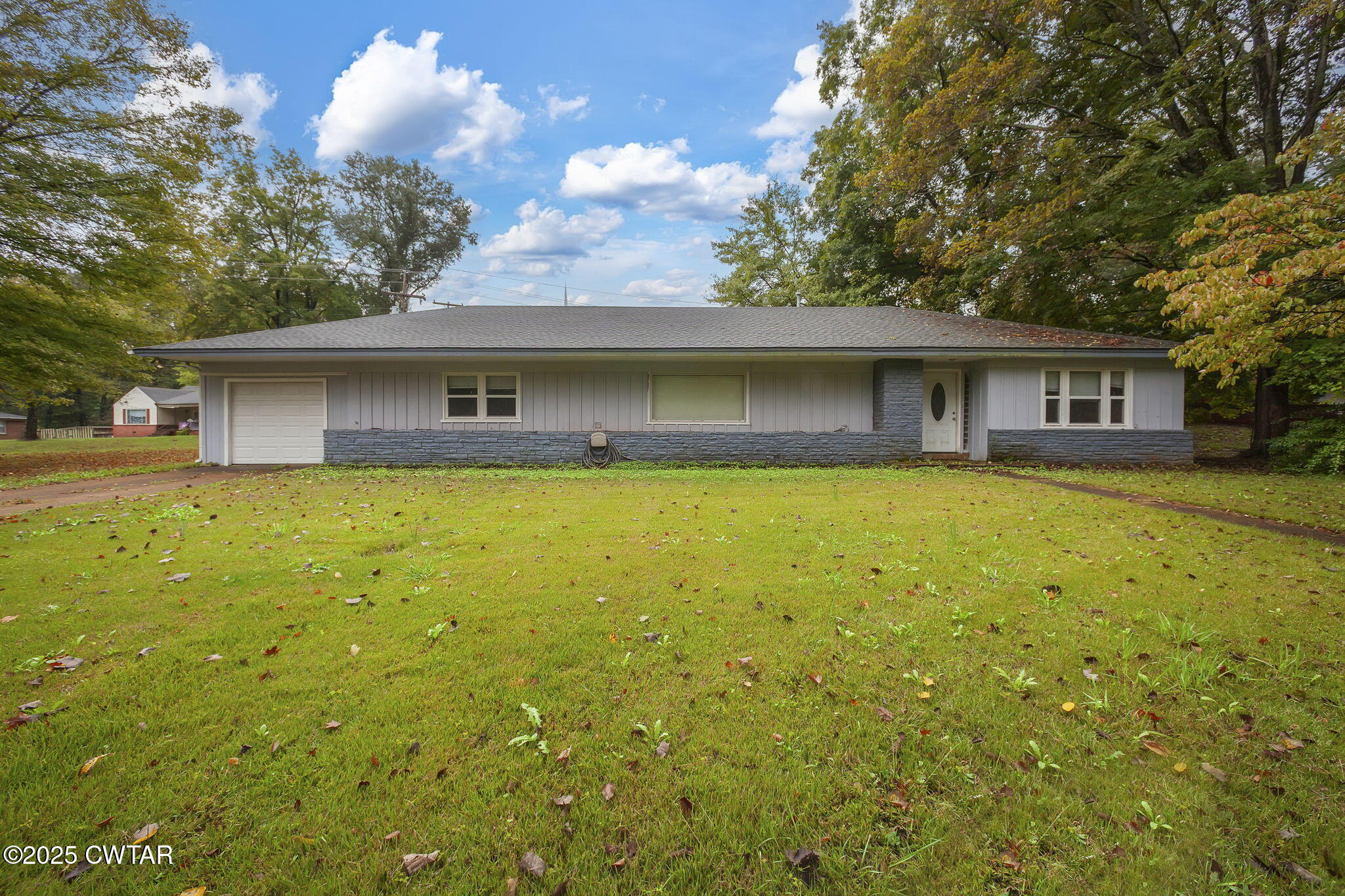 a view of a house with a yard