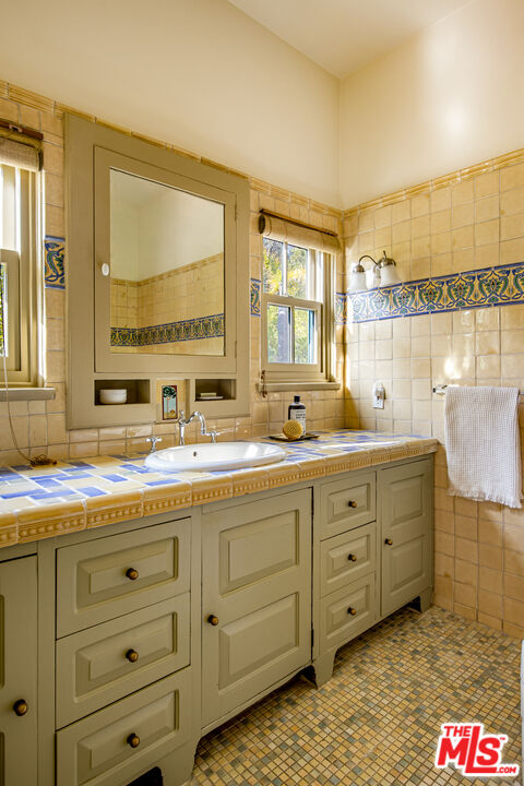 2250 North Berendo Street Los Angeles, CA 90027 - Photo 38 of 64