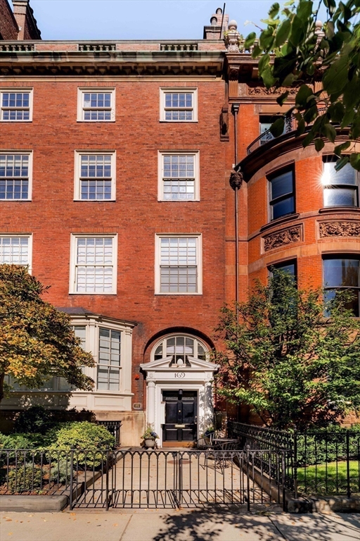 169 Commonwealth Avenue, Unit 5 Boston, MA 02116 - Photo 28 of 31 a front view of a building with a garden