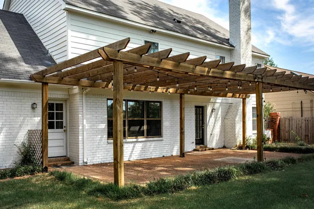 a view of a house with backyard