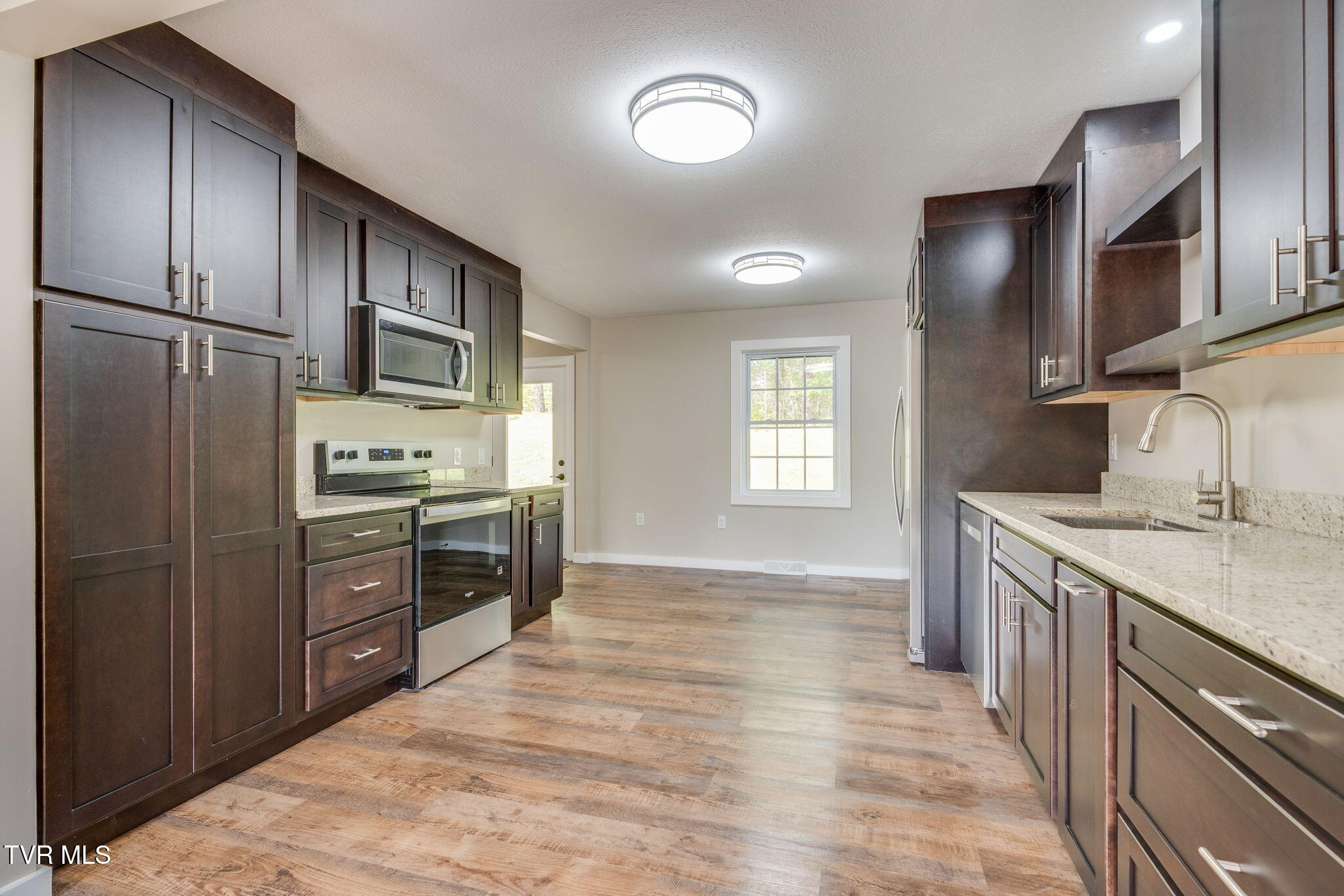 512 Hidden Valley Road Kingsport, TN 37663 - Photo 15 of 55 014