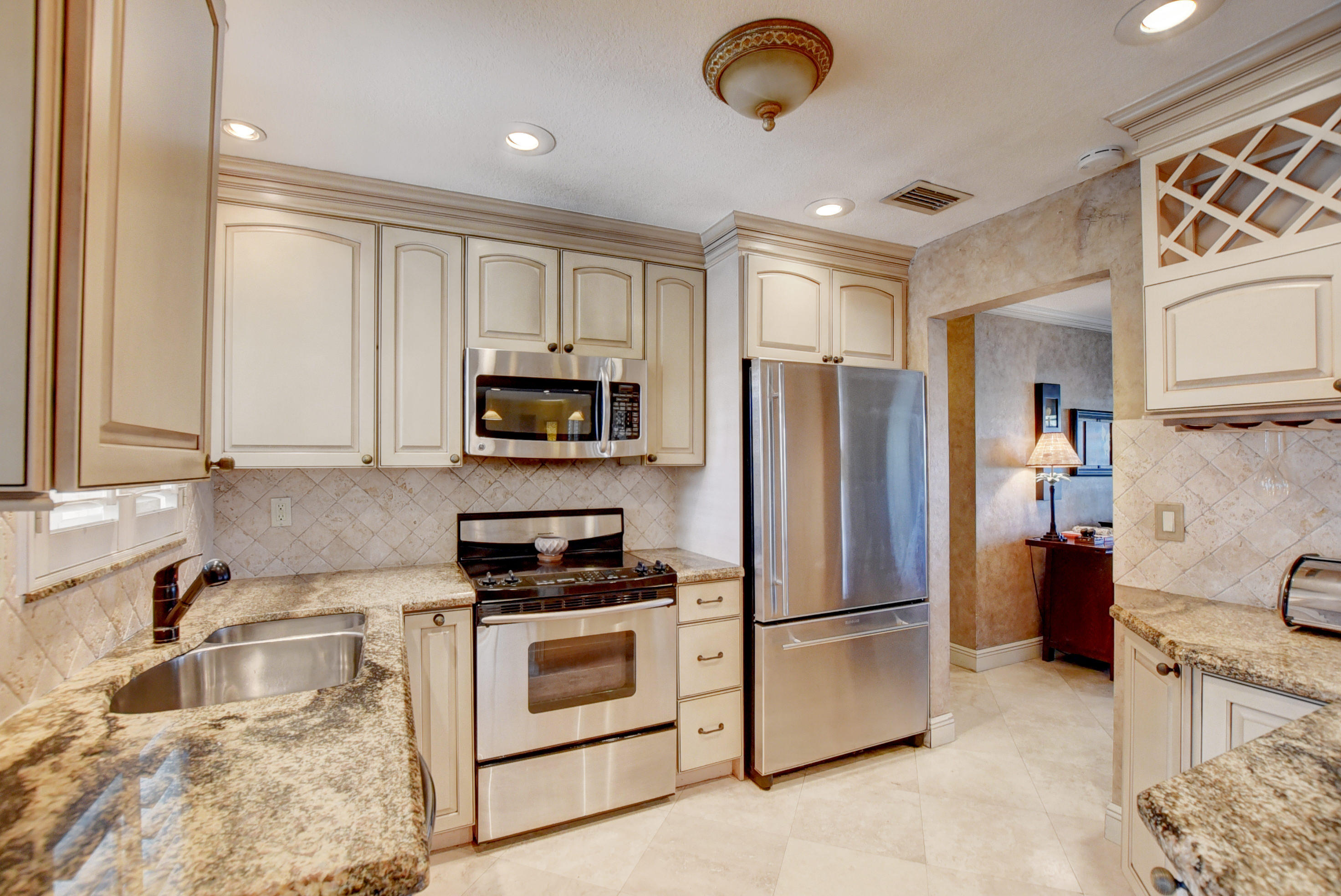 699 Southwest 8th Terrace Boca Raton, FL 33486 - Photo 13 of 40 Kitchen