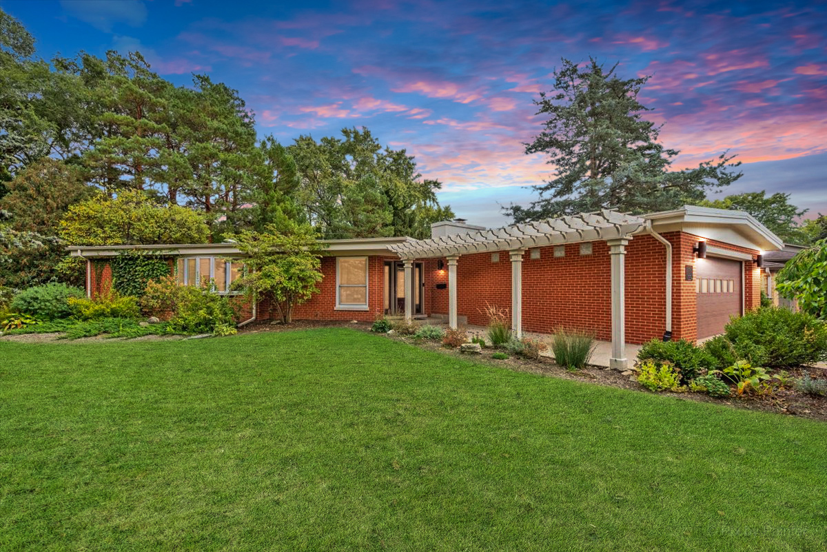 239 Beverly Road Barrington, IL 60010 - Photo 1 of 28 a front view of a house with garden