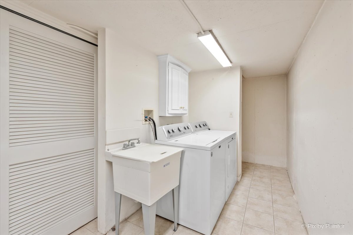 239 Beverly Road Barrington, IL 60010 - Photo 21 of 28 a spacious bathroom with a sink and a mirror