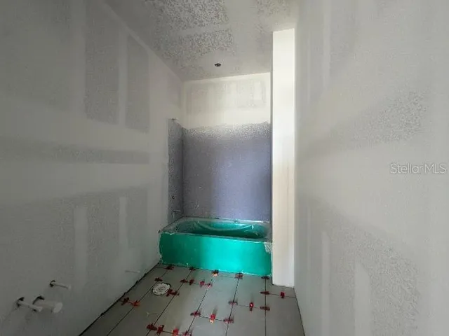 a view of empty room with window