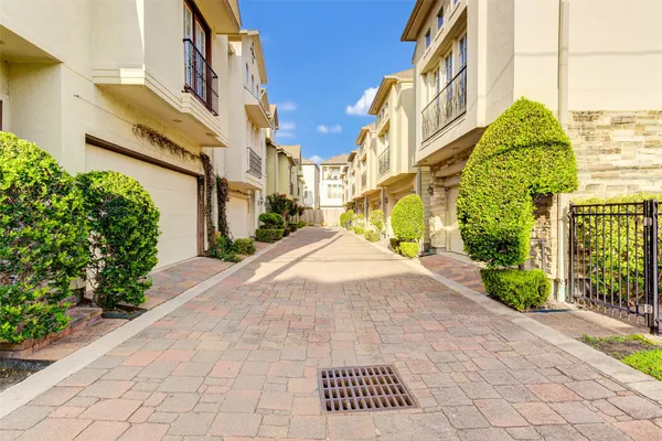 $2,400 | 2724 Sherwin Street, Houston, TX 77007