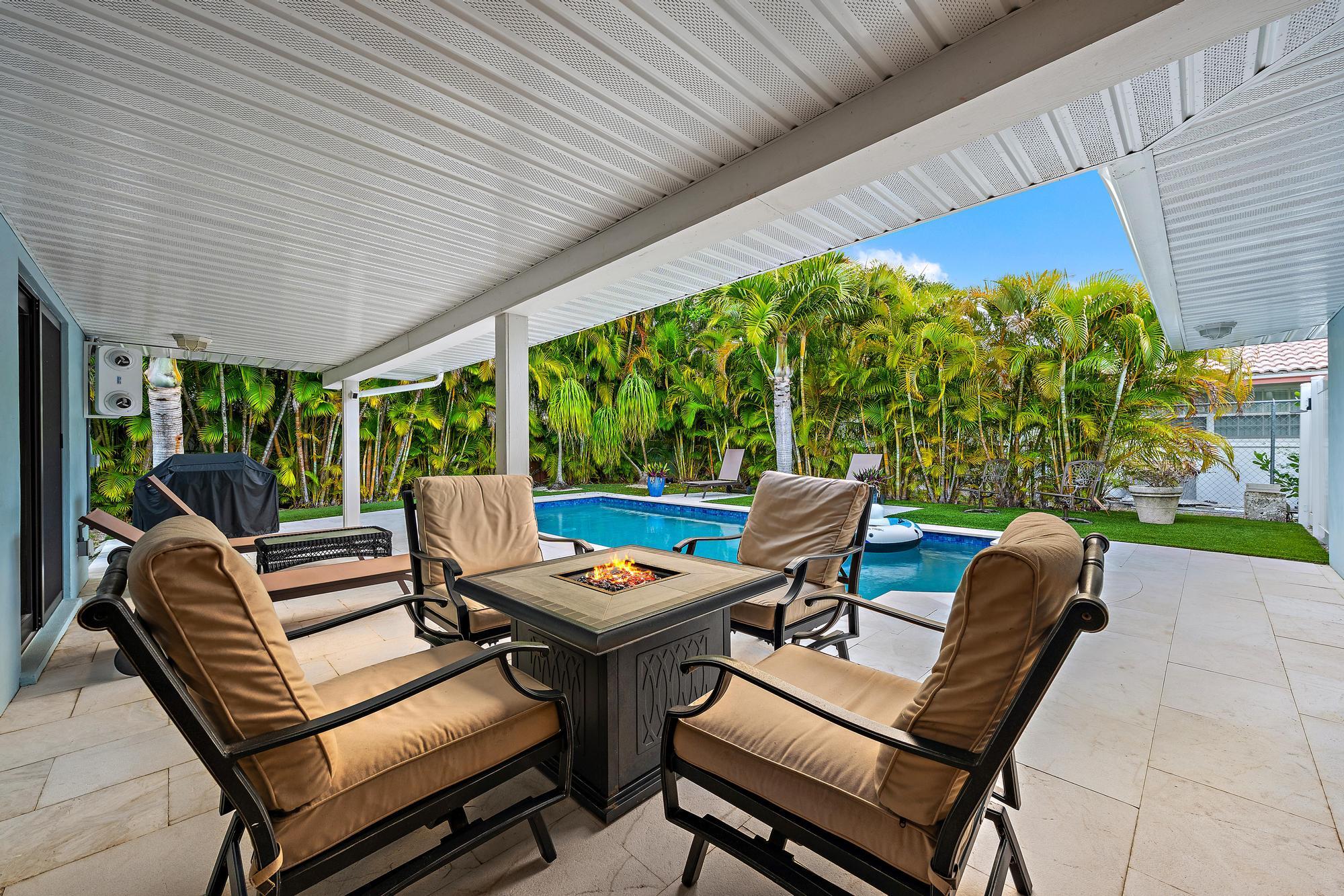 1120 Singer Drive Riviera Beach, FL 33404 - Photo 26 of 37 a outdoor living space with patio furniture