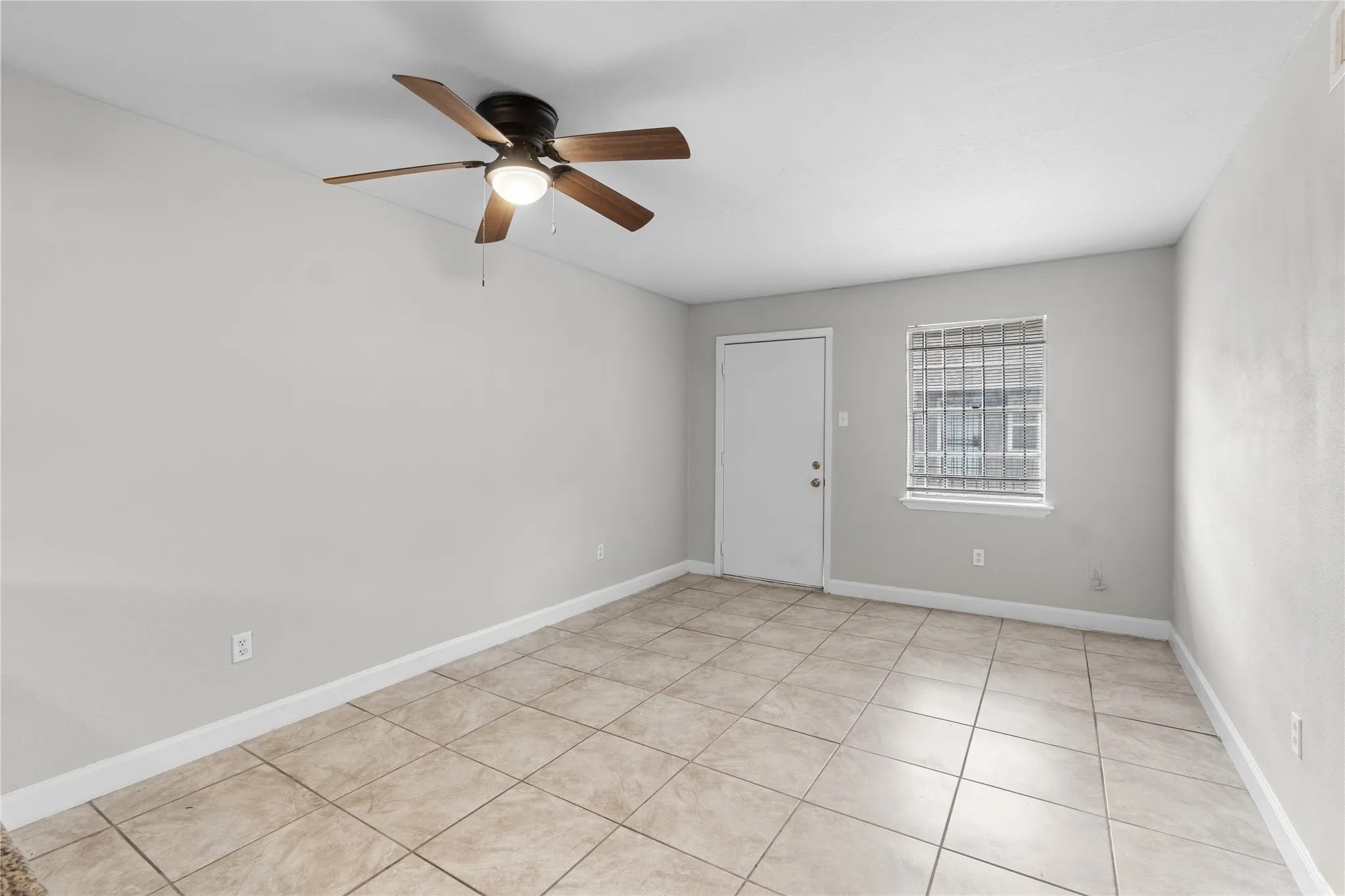 2819 Berry Street, Unit 4 Houston, TX 77004 - Photo 7 of 10 a view of an empty room with a window