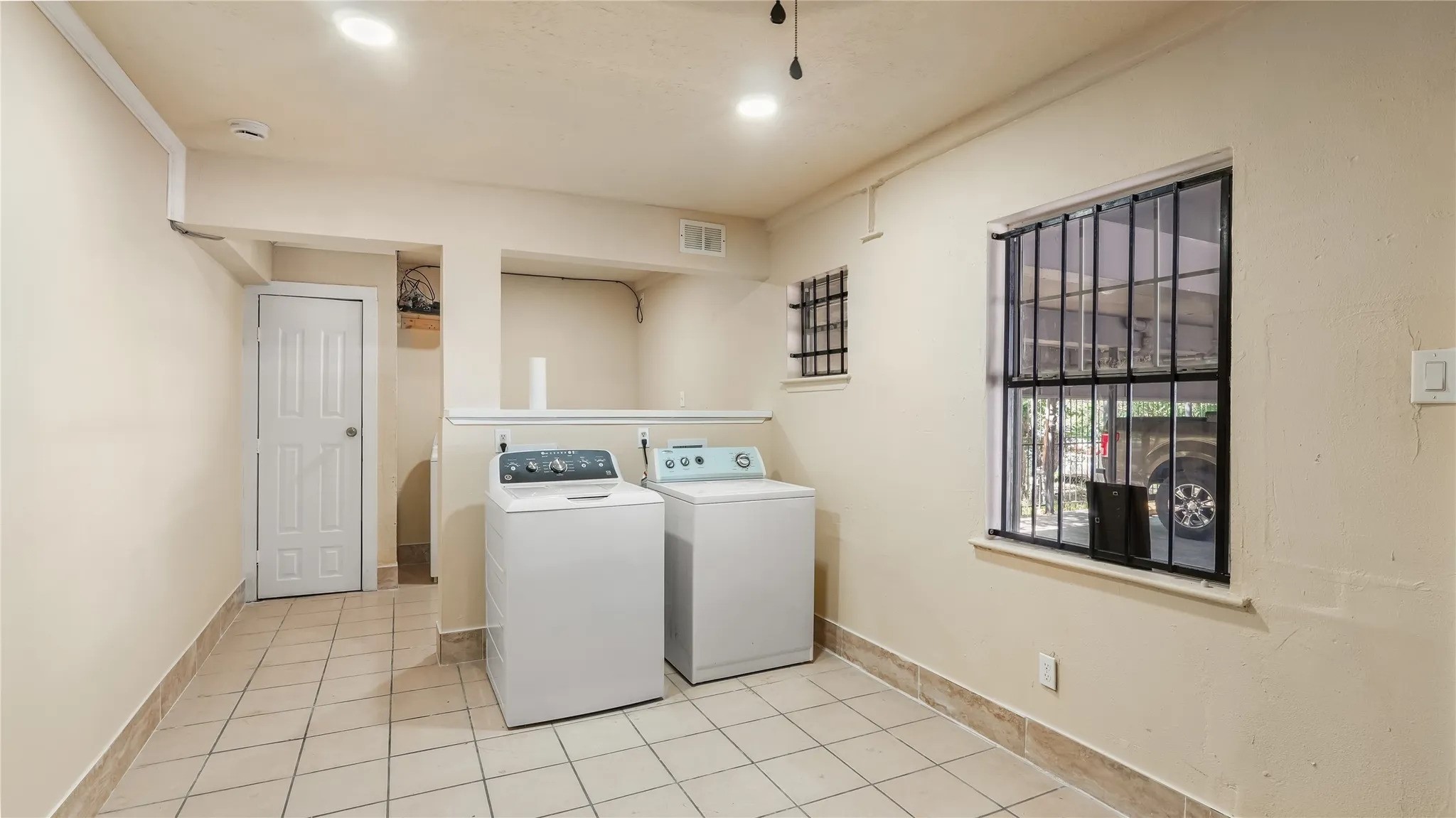 2819 Berry Street, Unit 4 Houston, TX 77004 - Photo 8 of 10 a utility room with dryer and washer