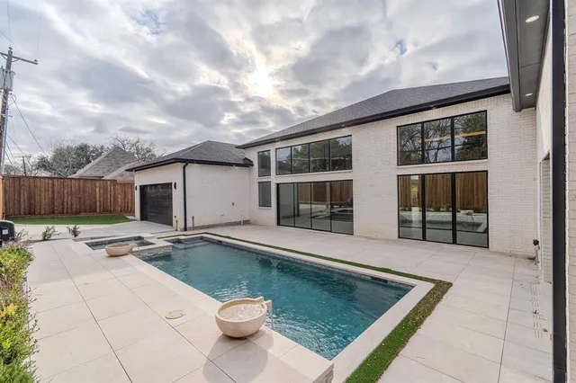 a view of a house with backyard and sitting area