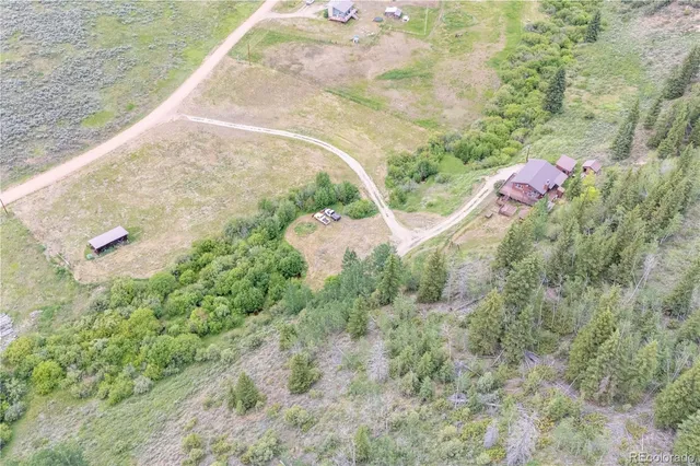 a view of a yard in front of house