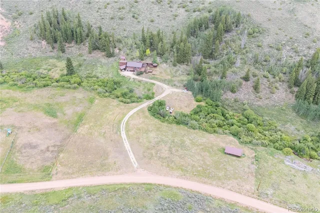 a view of a yard with a pathway