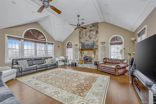 $999,999 | 2 Garnett Hill, Chester, NY 10918