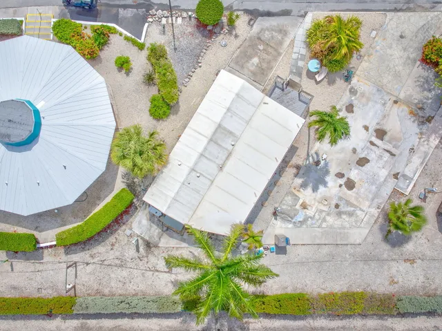a room with a washing machine