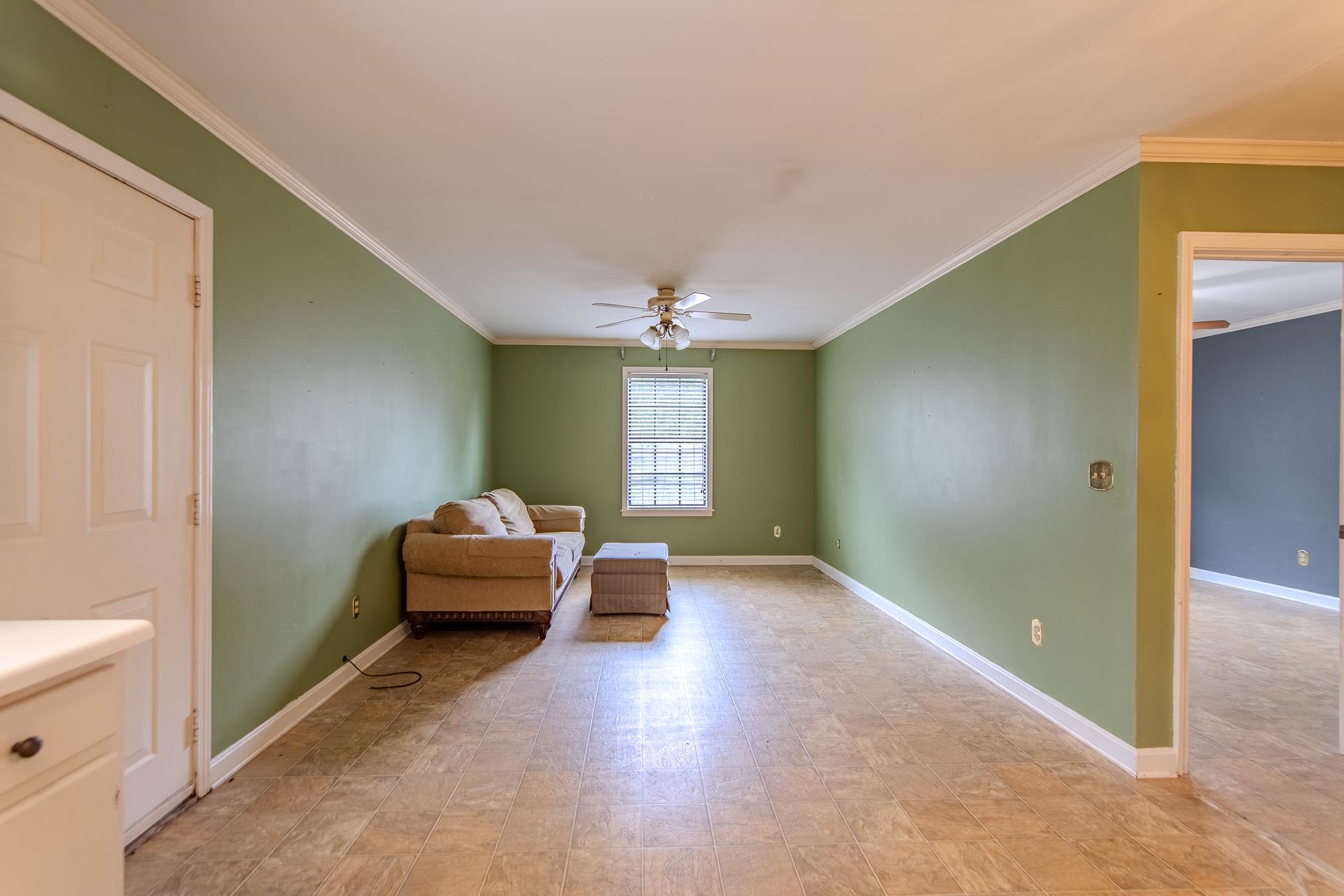 312 Smith Street Michie, TN 38357 - Photo 25 of 40 a livingroom with a couch and a window