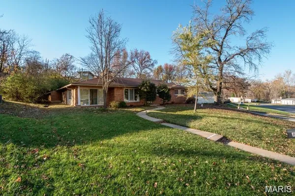$3,200 | 8408 Louwen Drive, Ladue, MO 63124