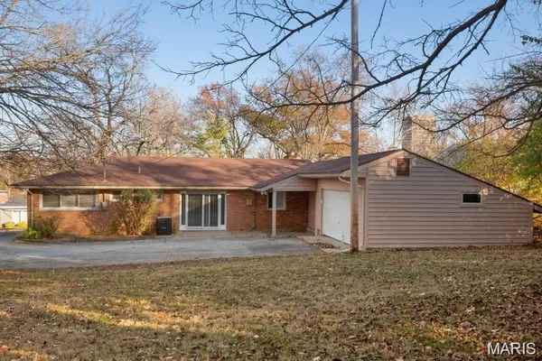 $3,200 | 8408 Louwen Drive, Ladue, MO 63124