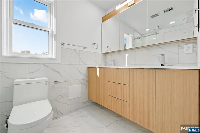 $3,850 | 740 Edgewater Avenue, Unit 2, Ridgefield, NJ 07657