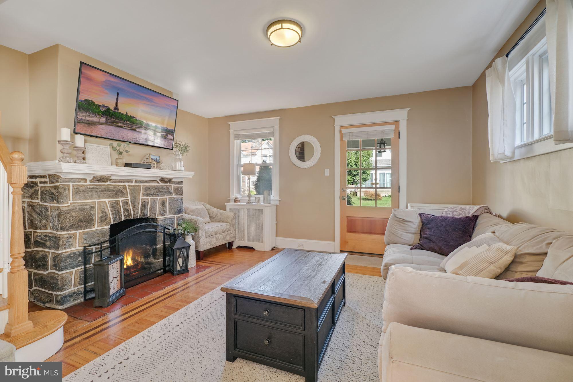111 Harding Avenue Havertown, PA 19083 - Photo 8 of 27 Living room