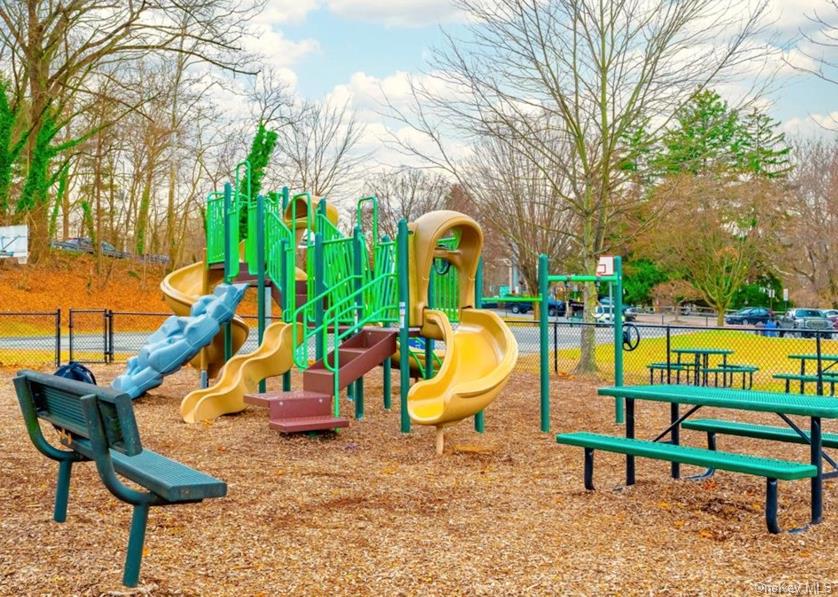 260 Garth Road, Unit 4E4 Scarsdale, NY 10583 - Photo 25 of 29 View of community playground