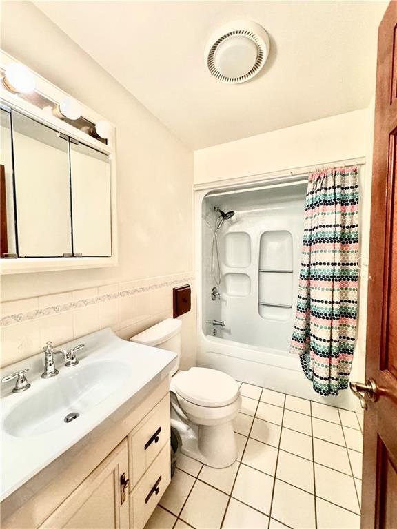 796 Hoover Road New Castle, PA 16101 - Photo 35 of 43 a bathroom with a sink toilet and shower