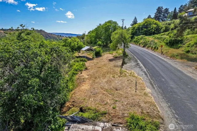a view of a pathway with a yard