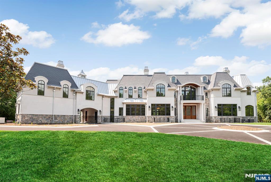 19 Rio Vista Drive Alpine, NJ 07620 - Photo 4 of 49 a view of building with yard