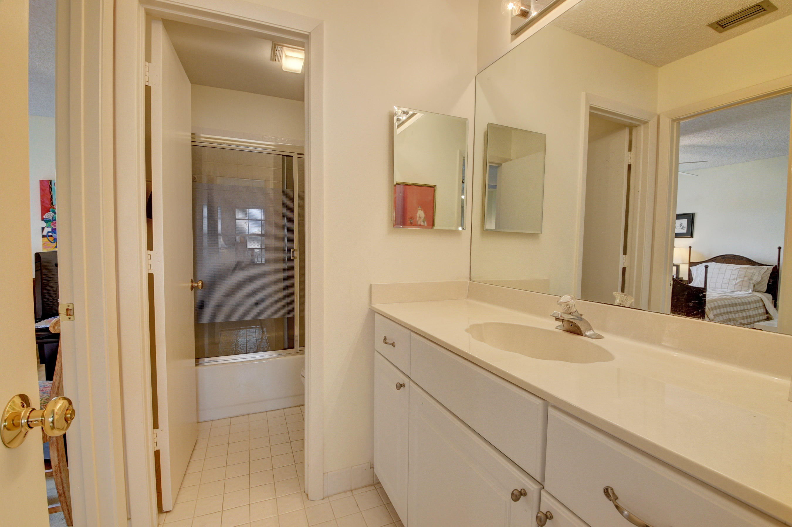 17525 Vía Capri Boca Raton, FL 33496 - Photo 25 of 31 Jack & Jill Bathroom