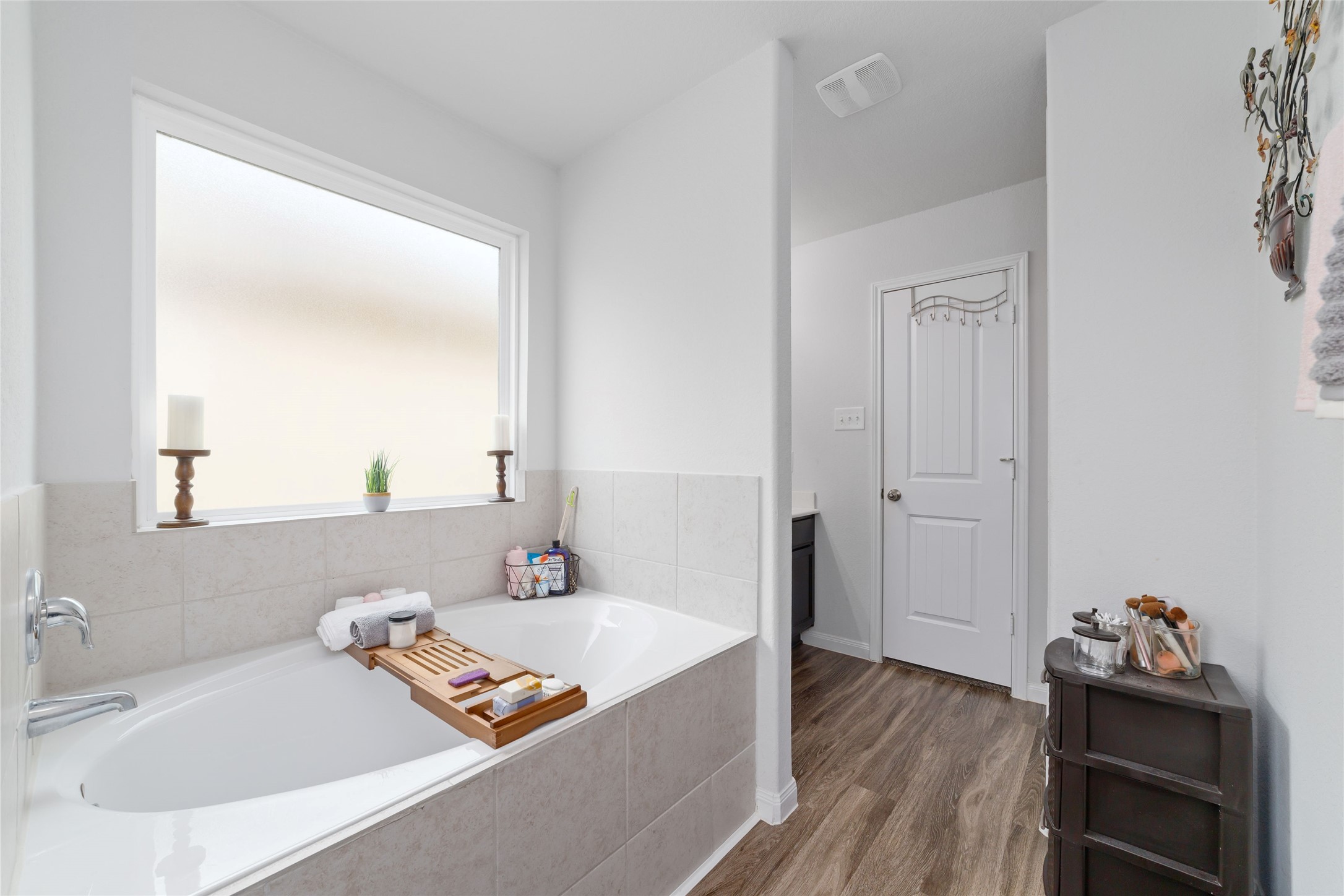 18619 Cooper Ravine Way Katy, TX 77449 - Photo 16 of 23 a bathroom with a tub sink and a mirror
