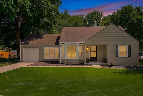 $299,950 | 6901 Broadmoor Street, Overland Park, KS 66204