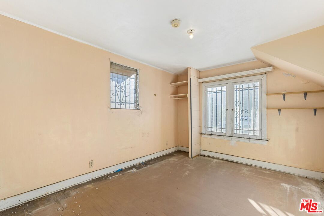 1650 South Rimpau Boulevard Los Angeles, CA 90019 - Photo 16 of 52 an empty room with windows