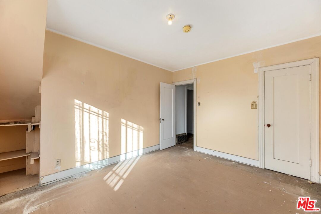 1650 South Rimpau Boulevard Los Angeles, CA 90019 - Photo 17 of 52 a view of an empty room with a window