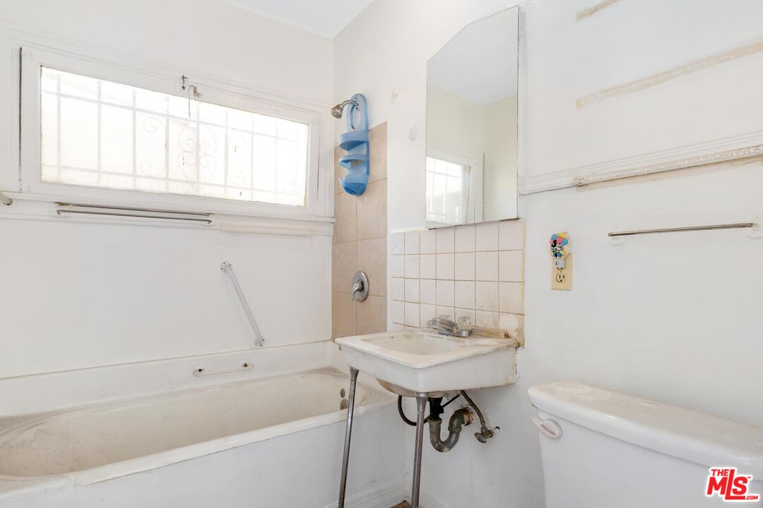 1650 South Rimpau Boulevard Los Angeles, CA 90019 - Photo 18 of 52 a bathroom with a sink toilet and bathtub