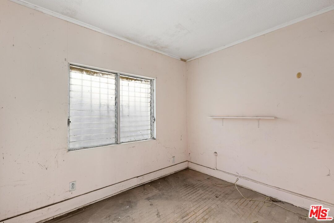 1650 South Rimpau Boulevard Los Angeles, CA 90019 - Photo 20 of 52 an empty room with a window
