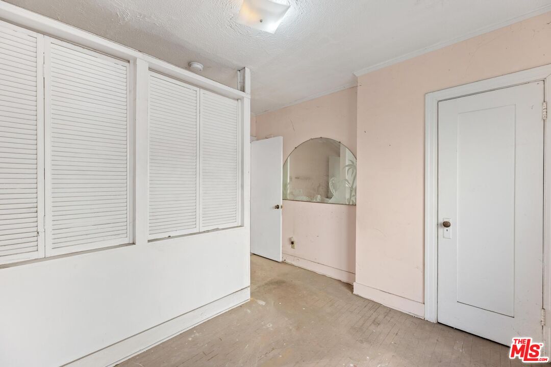 1650 South Rimpau Boulevard Los Angeles, CA 90019 - Photo 21 of 52 a view of closet area