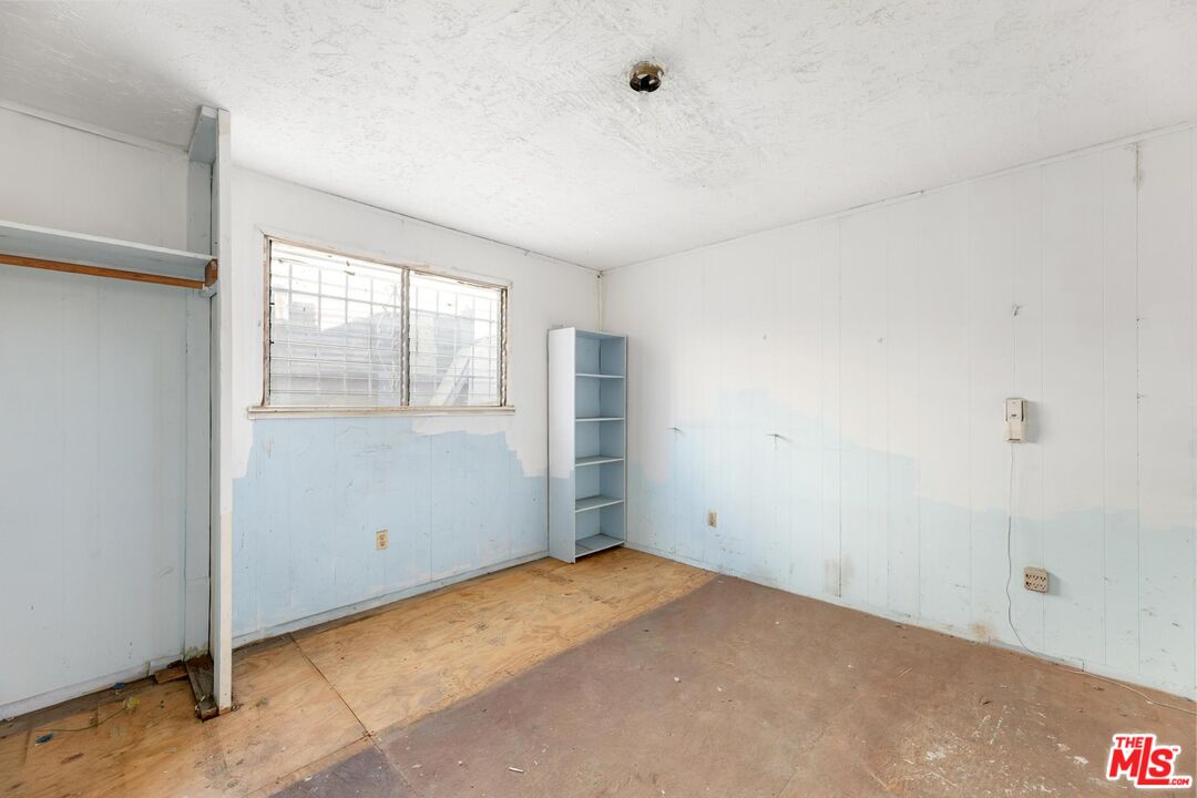 1650 South Rimpau Boulevard Los Angeles, CA 90019 - Photo 22 of 52 a view of an empty room with a window