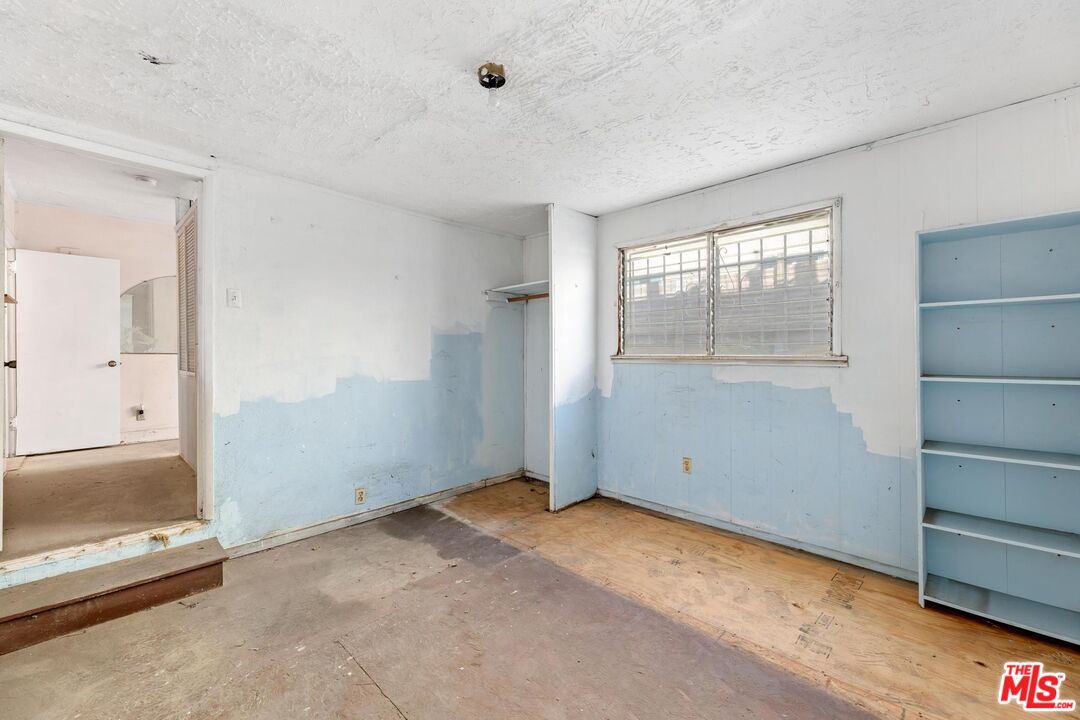 1650 South Rimpau Boulevard Los Angeles, CA 90019 - Photo 24 of 52 an empty room with a empty space and windows