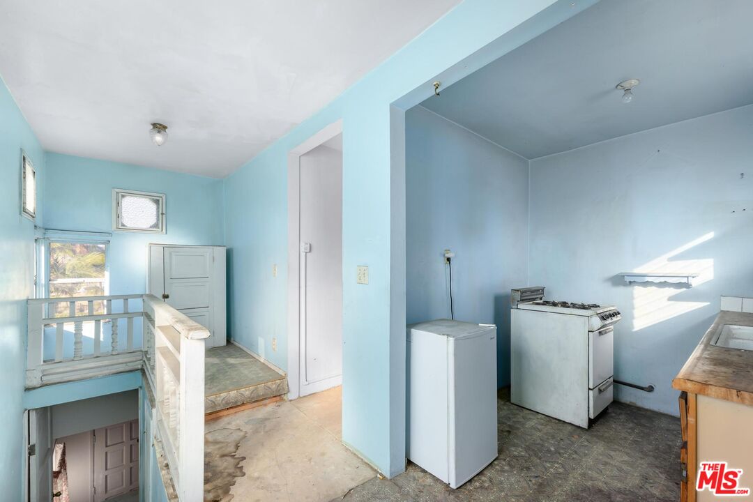 1650 South Rimpau Boulevard Los Angeles, CA 90019 - Photo 28 of 52 a view of a storage & utility room with two washing machine