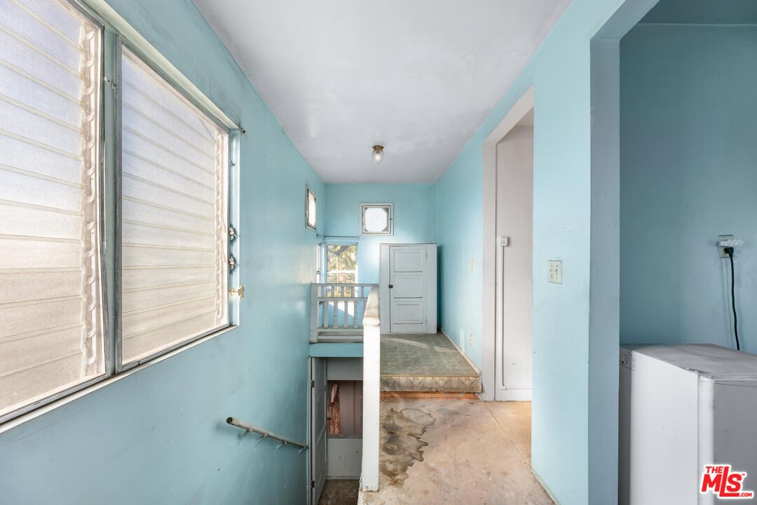 1650 South Rimpau Boulevard Los Angeles, CA 90019 - Photo 29 of 52 a view of kitchen and dining room