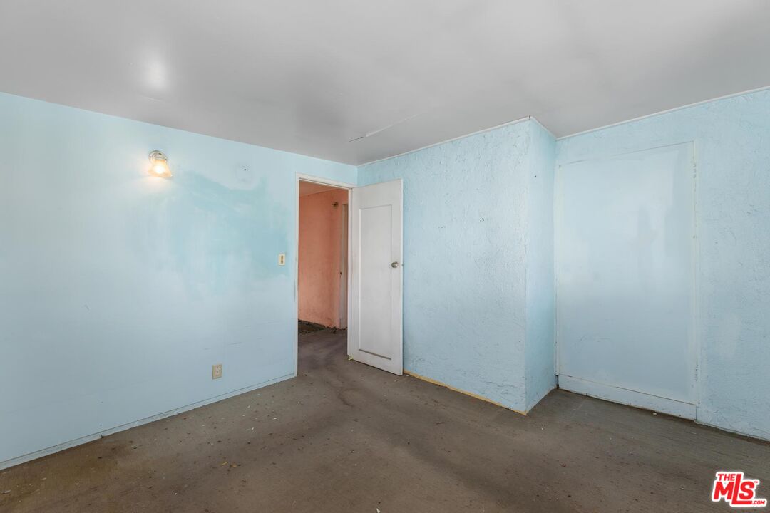 1650 South Rimpau Boulevard Los Angeles, CA 90019 - Photo 39 of 52 a view of an empty room