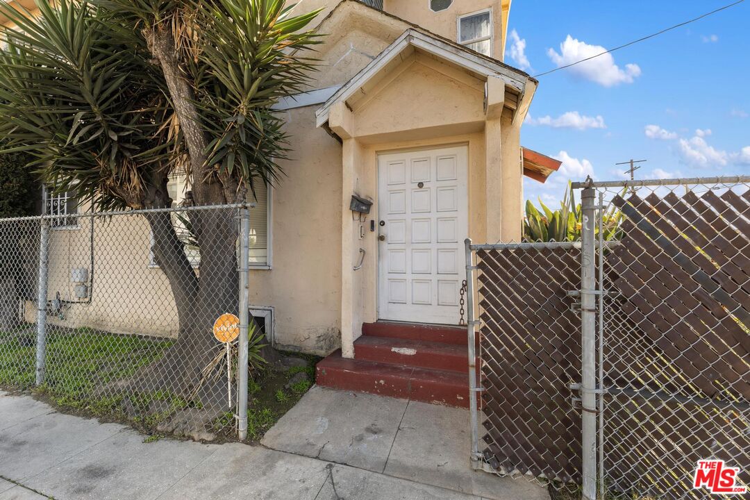 1650 South Rimpau Boulevard Los Angeles, CA 90019 - Photo 4 of 52 a view of outdoor space and yard