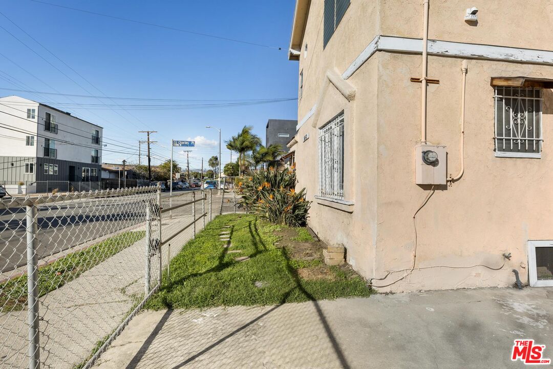 1650 South Rimpau Boulevard Los Angeles, CA 90019 - Photo 44 of 52 a view of a pathway of house
