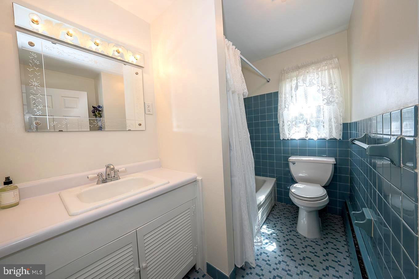 916 Surrey Road Media, PA 19063 - Photo 21 of 41 Hall Bath