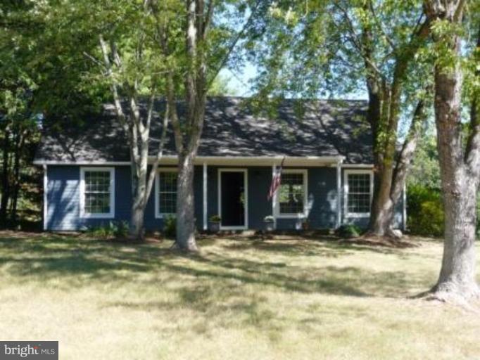 a view of a house with backyard and garden