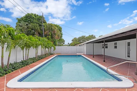 a view of a backyard