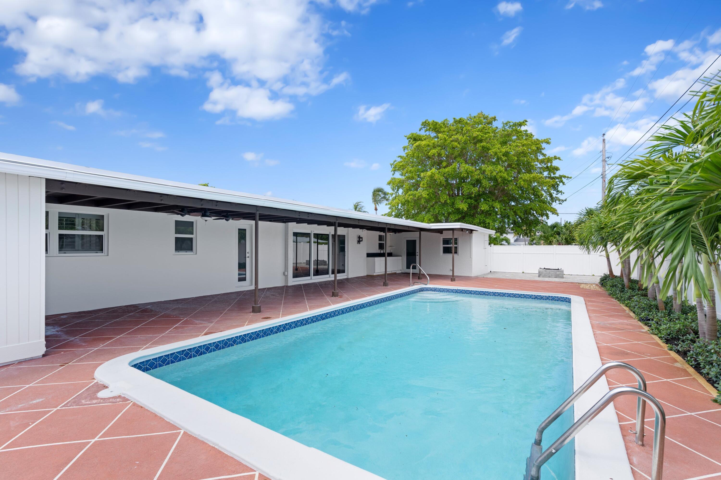 541 Kingfish Road North Palm Beach, FL 33408 - Photo 36 of 43 a backyard of a house with table and chairs