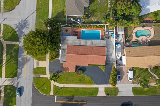 an aerial view of a house with yard swimming pool and outdoor seating