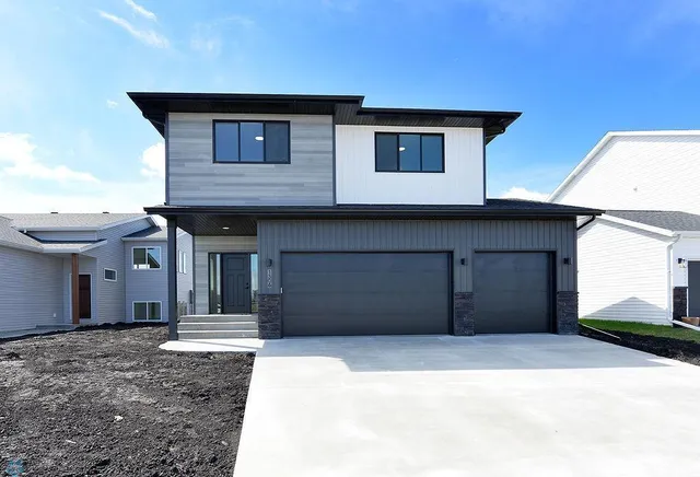 $474,900 | 7358 30th Street South, Fargo, ND 58104