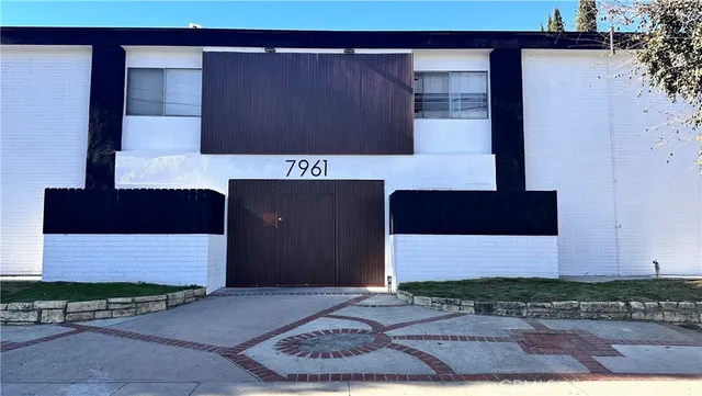 $2,600 | 7961 Willis Avenue, Unit 18, Panorama City, CA 91402