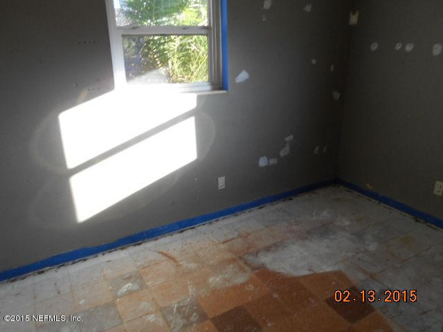7057 Clovis Road Jacksonville, FL 32205 - Photo 5 of 12 a view of an empty room and window